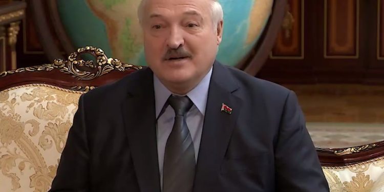 В Беларуси публикуют видео с вполне здоровым Лукашенко после очередных слухов о его болезни