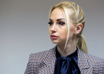 Ținută mai bine de patru ore pe aeroport, apoi escortată la CNA. Noi detalii despre reținerea Marinei Tauber | VIDEO