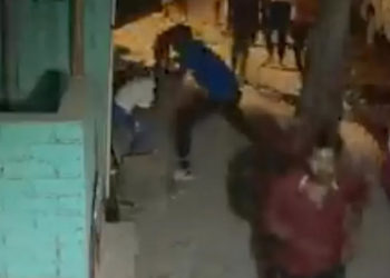 Un tânăr își ucide cu brutalitate iubita de 16 ani în India, în timp ce trecătorii se uită nepăsători sau merg mai departe