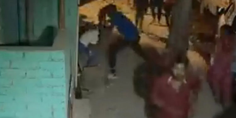 Un tânăr își ucide cu brutalitate iubita de 16 ani în India, în timp ce trecătorii se uită nepăsători sau merg mai departe