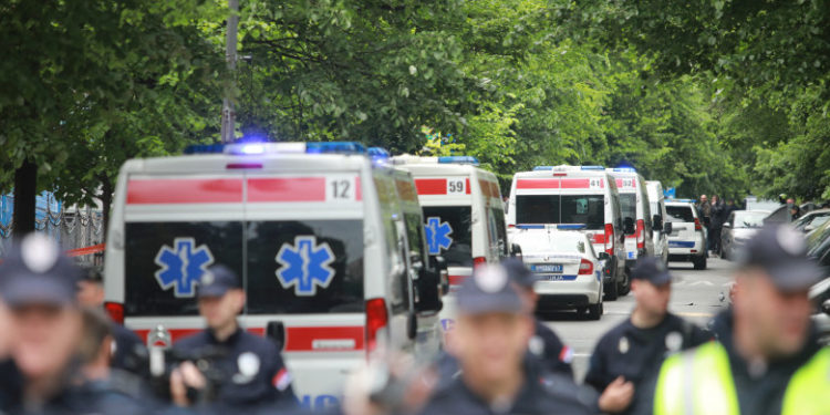 Mărturia unei eleve care a supraviețuit atacului armat din Belgrad: „M-am întins peste colegii morți, să creadă că și eu sunt moartă”