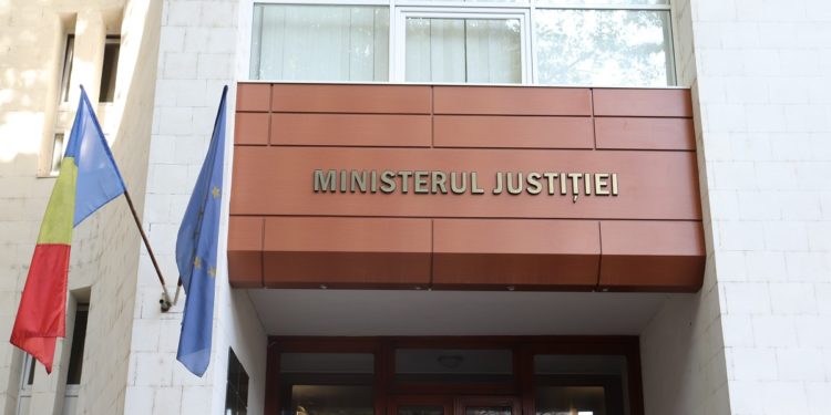 O tânără a fost spulberată de un automobil, chiar sub ochii poliţiştilor, lângă Ministerul Justiției