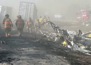 Carambol uriaș pe o autostradă din SUA: Peste 70 de mașini și camioane au intrat unele în altele, după o furtună de praf. Sunt decese