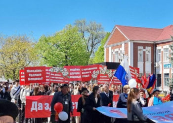 Deputații neafiliați Alexandr Nesterovschi și Irina Lozovan au organizat un marș dedicat Zilei internaționale a solidarității oamenilor muncii