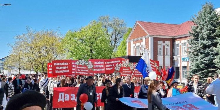 Deputații neafiliați Alexandr Nesterovschi și Irina Lozovan au organizat un marș dedicat Zilei internaționale a solidarității oamenilor muncii