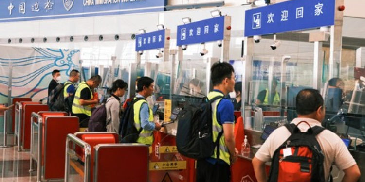 China interzice ieșirea din țară pentru mii de chinezi și străini