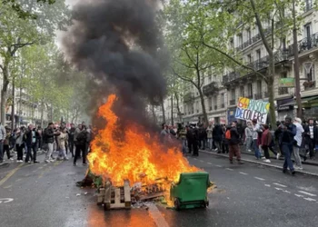 Proteste violente în Franța: Peste 2 milioane de demonstranți în toată țara. Protestatarii au ars un manechin cu chipul lui Macron