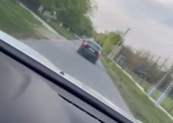 S-a luat la ceartă cu polițiștii, iar în încercarea de a fugi, le-a avariat mașina. O femeie a pus pe jar oamenii legii din Ungheni