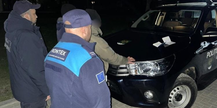 Trei moldoveni, cercetați pentru organizarea migrației ilegale. Ar fi luat 4.000 de euro de la un ucrainean ca să-l cazeze în Moldova | VIDEO