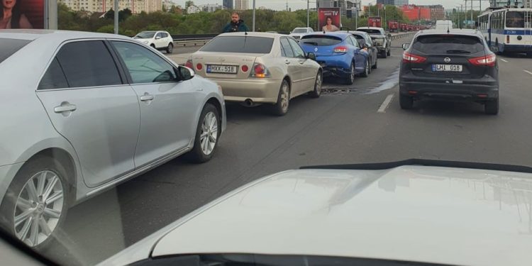 Accident în lanț pe Viaductul din Capitală. Patru mașini s-au tamponat, iar o fetiță de 3 ani a fost rănită | VIDEO