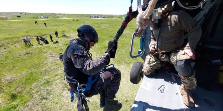 Вертолет Black Hawk снова пролетит над Кишиневом. Полиция предупредила о ночных учениях в столице