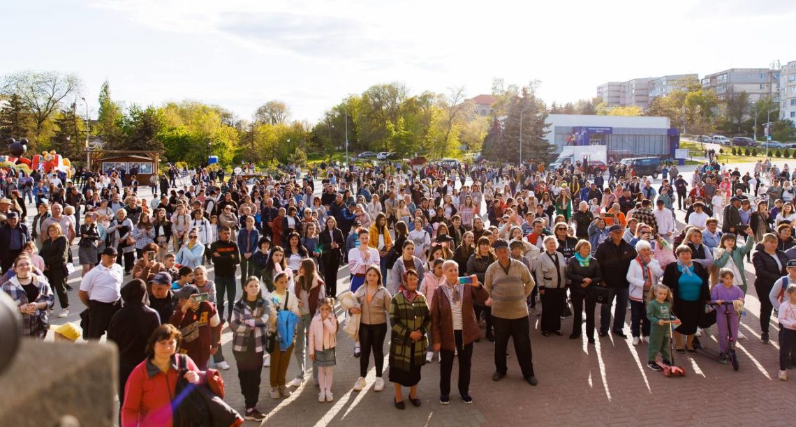 По случаю Храма Тараклии команда Партии «ШОР» торжественно открыла фонтан и пообещала, что проекты по развитию Тараклии будут продолжены