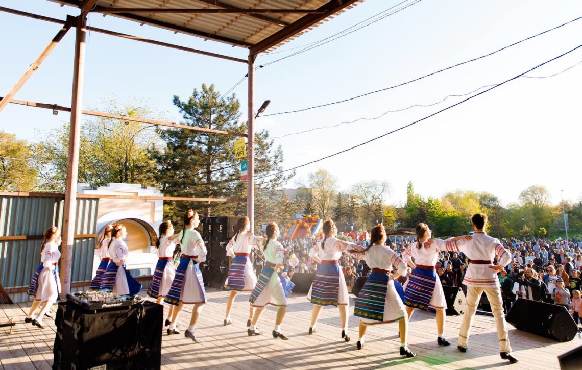 По случаю Храма Тараклии команда Партии «ШОР» торжественно открыла фонтан и пообещала, что проекты по развитию Тараклии будут продолжены