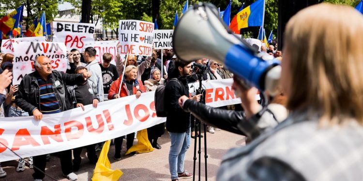 Transport blocat, rețineri și persoane împiedicate să participe la protestul antiguvernamental. Cum s-a desfășurat miting-ul pașnic organizat de „Mișcarea pentru Popor”