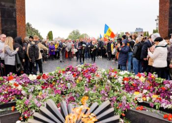 Veterani, rude ale acestora și mii de oameni de rând adunați la marșul „Regimentul Nemuritor”, organizat în memoria victimelor celui de-al Doilea Război Mondial de echipa Partidului „ȘOR” | VIDEO