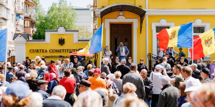 Proteste în fața Curții Constituționale unde s-a desfășurat ședința de examinare a constituționalității Partidului „ȘOR”. Oamenii au cerut anularea sesizării Guvernului