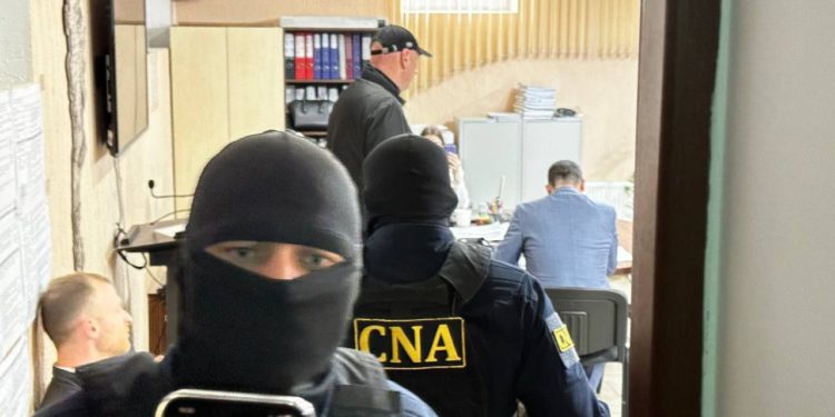 BREAKING NEWS: Mascații CNA au dat buzna la CEC din Găgăuzia, imediat după anunțarea rezultatelor finale ale alegerilor bașcanului