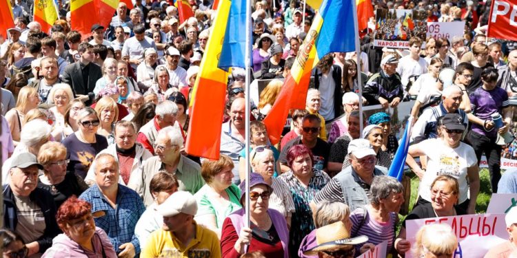 „Suntem pentru Moldova”. Oamenii veniți la mitingurile organizate la Orhei, Comrat și Bălți au cerut organizarea unui referendum privind deciderea vectorului extern | VIDEO