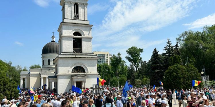 Fără controale ale poliției, cu transport organizat de primării, cu ajutorul „voluntarilor” și fără a ști cine și-a asumat cheltuielile. Cum s-a desfășurat Adunarea Națională „Moldova Europeană” | VIDEO