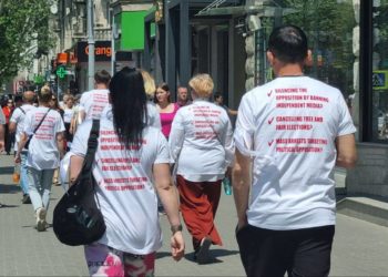 Protest în ajunul summitului CPE: Centrul Chișinăului, împânzit de „tricouri albe” cu mesaje anti-guvernamentale