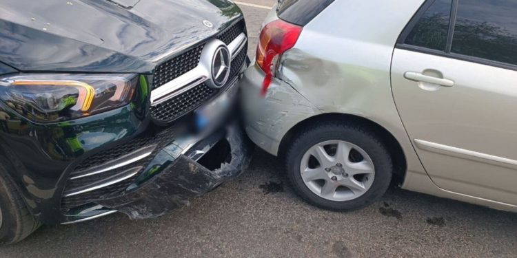 Două Mercedes-uri, două Toyota, o Honda și o Dacia. Șase mașini au fost implicate în carambolul matinal de pe strada Albișoara | VIDEO