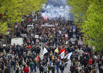 Proteste violente în Franța. Sindicaliștii au mobilizat peste 2 milioane oameni pentru manifestațiile de Ziua Muncii | VIDEO