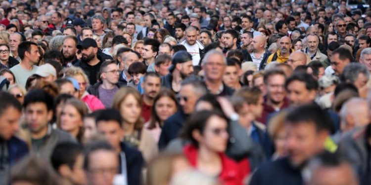 Mii de sârbi au protestat împotriva violenţei după cele două atacuri armate