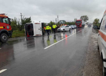 Cod Roşu de Intervenţie în Buzău, pe „Drumul Morții”, după un accident rutier în care a fost implicat un autocar cu 32 de persoane | FOTO