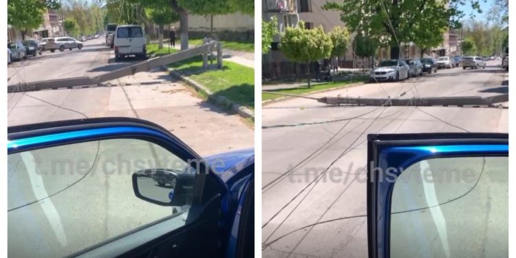 „Chiar în fața mașinii mele”. Un stâlp de beton a căzut în mijlocul străzii, în Capitală