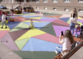 O zonă de relaxare cu teren de joacă, amenajată de locatarii unei curți din capitală. Unul din autorii ideii: Am jertfit 7 locuri de parcare, dar nu regretăm