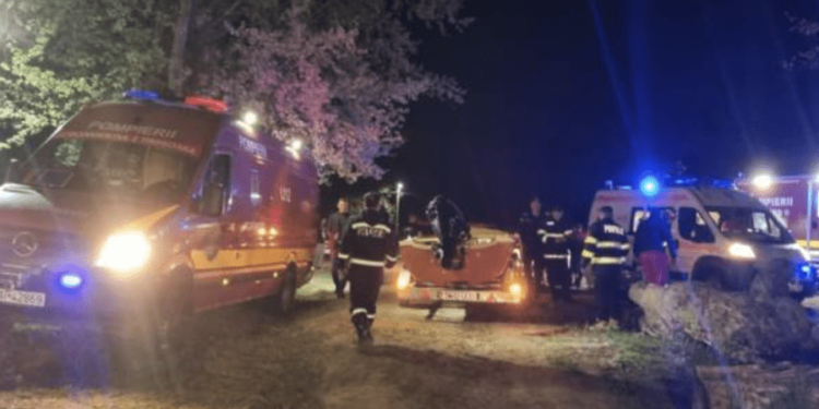 Tragedie în minivacanţă, în România. Un copil a murit, iar mai multe persoane sunt de negăsit după ce trei familii s-au răsturnat cu barca pe râu | VIDEO