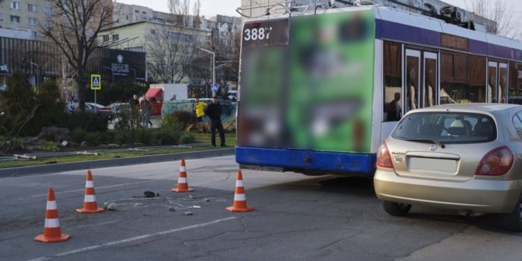 Un altfel de ultim sunet la liceul unde învăța Anastasia, adolescenta strivită în capitală de un troleibuz | VIDEO