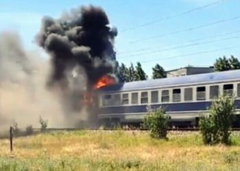 Detalii de la incendiul din România, unde un tren cu circa 100 de călători a luat foc. De la ce au izbucnit flăcările | VIDEO