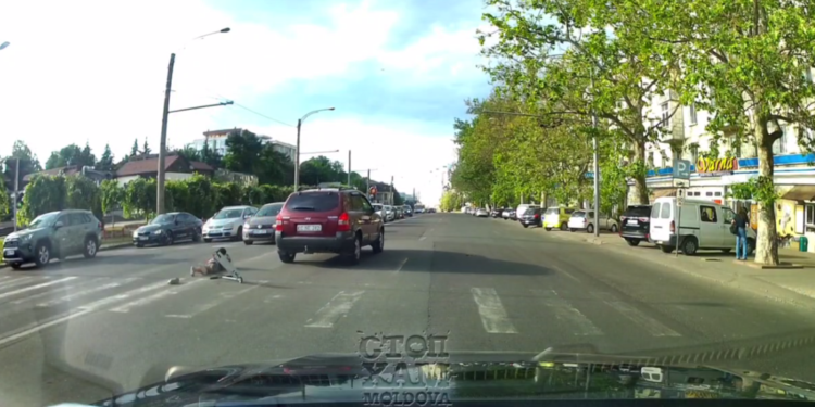 Momentul în care un copil, care circula pe o trotinetă, este lovit de un automobil, chiar pe zebră