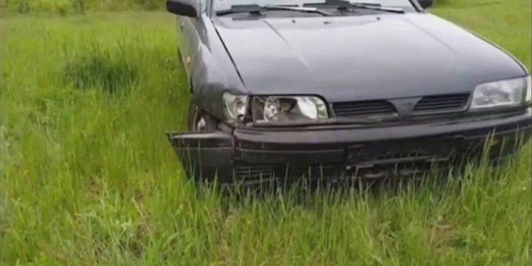 Distracție penală: Un minor a furat o mașină, a accidentat-o, apoi a abandonat-o într-un câmp, la Ialoveni | VIDEO