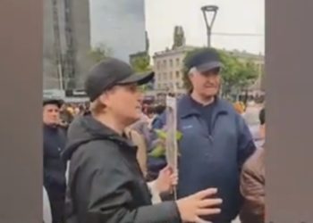 „Arătați-mi legea unde e scris că nu pot atârna panglica de fotografie”. Participanții la Marșul «Regimentul Nemuritor» indignați de acțiunile polițiștilor care amendau persoanele ce purtau panglica Sf. Gheorghe | VIDEO