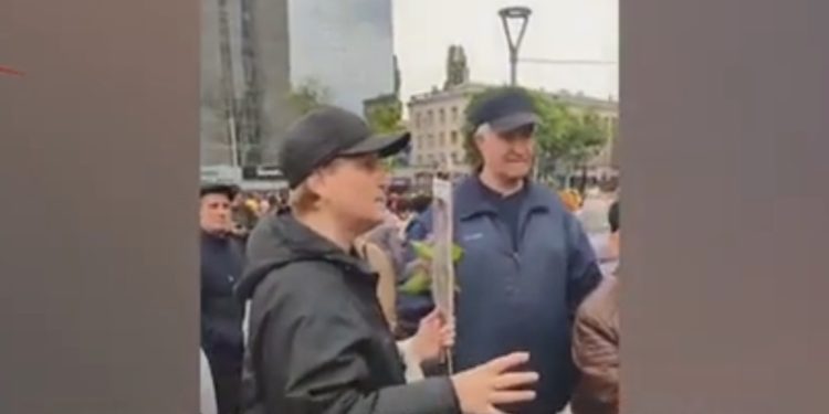 „Arătați-mi legea unde e scris că nu pot atârna panglica de fotografie”. Participanții la Marșul «Regimentul Nemuritor» indignați de acțiunile polițiștilor care amendau persoanele ce purtau panglica Sf. Gheorghe | VIDEO