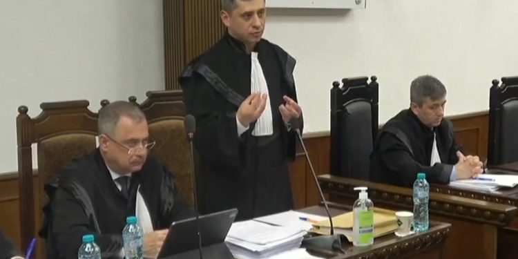 Ședință încinsă la Curtea Constituțională, unde se examinează contituționalitatea Partidului „ȘOR”. Avocații formațiunii au cerut recuzarea magistratului Roșca pentru „legătura sa cu PAS și Maia Sandu” | VIDEO