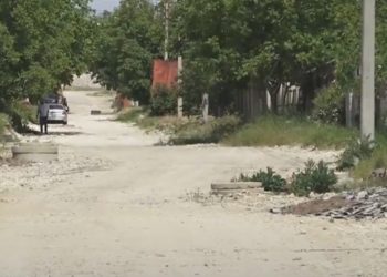 „Guri de canalizare deschise, moloz, praf și glod”. Locuitorii străzii Livădarilor din suburbia capitalei Codru luptă de ani de zile pentru a le fi reparat drumul | VIDEO