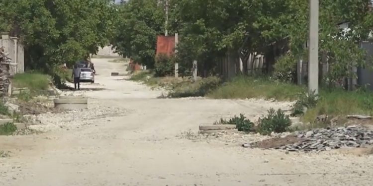 „Guri de canalizare deschise, moloz, praf și glod”. Locuitorii străzii Livădarilor din suburbia capitalei Codru luptă de ani de zile pentru a le fi reparat drumul | VIDEO