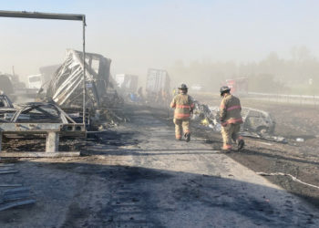 Noi detalii de la accidentul cu 70 de vehicule în SUA, provocat de o furtună de praf. Două camioane au luat foc, iar unul din ele a explodat | VIDEO