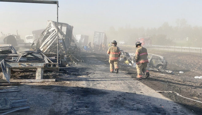 Noi detalii de la accidentul cu 70 de vehicule în SUA, provocat de o furtună de praf. Două camioane au luat foc, iar unul din ele a explodat | VIDEO