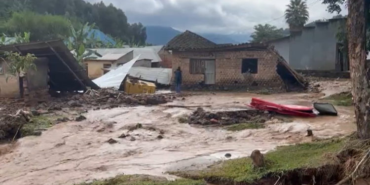 136 de oameni au murit în inundațiile și alunecările de teren din Rwanda și Uganda, după o lună de potop | VIDEO