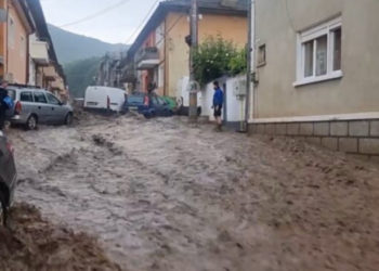 Inundații de proporții pe străzile unui oraș din România. Mai multe mașini au fost luate de ape