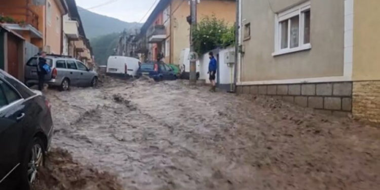 Inundații de proporții pe străzile unui oraș din România. Mai multe mașini au fost luate de ape