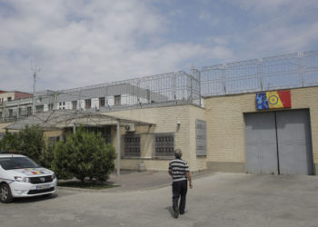 În România poliţiştii din penitenciare amenință că blochează pușcăriile după ce au aflat că le crește vârsta de pensionare