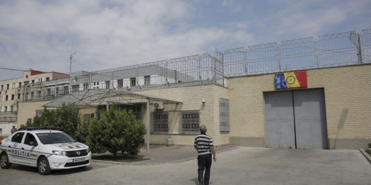 În România poliţiştii din penitenciare amenință că blochează pușcăriile după ce au aflat că le crește vârsta de pensionare