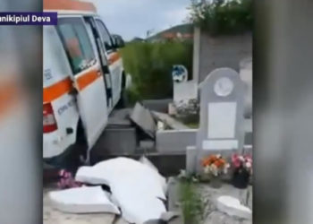 O ambulanță a distrus mai multe morminte dintr-un cimitir după o greșeală a șoferului