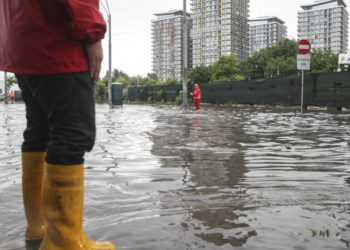 Ciclonul din Italia a avansat spre România. Directorul ANM: Ne așteptăm în continuare la ploi torențiale, grindină | VIDEO
