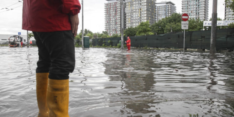 Ciclonul din Italia a avansat spre România. Directorul ANM: Ne așteptăm în continuare la ploi torențiale, grindină | VIDEO